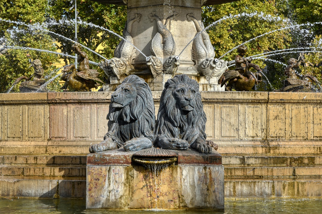 Fontaine la rotonde -- Aix en Provence -- France, by lecreusois on Pixabay.